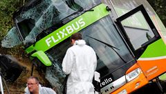 Pevrácený autobus spolenosti Flixbus.