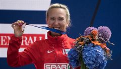 Eva Vrabcová Nývltová na stupních vítězů s bronzovou medailí z ME