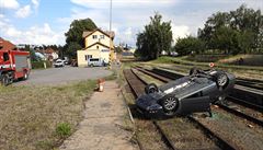 �idi� jízdu nezvládl a p�evrátil auto do koleji�t�.