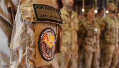 Vojáci, kteí se ve tvrtek 9. srpna vrátili z mise v Iráku, uctili po píletu...