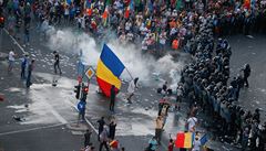 Desítky tisíc demonstrant protestovaly v pátek v Bukureti i dalích...