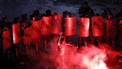 Desetitisce Rumun demonstrovaly proti vld, policie pouila slzn plyn a vodn dla. Pes 450 zrannch