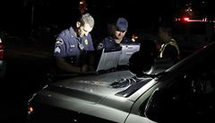 Policisté se svými notebooky na kapot auta vyetující krátce po nehod...