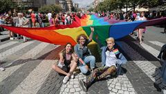Průvod Prague Pride dorazil na Letnou. Akce se účastní asi 40 tisíc lidí