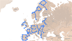 GPS lokátor a dodávka. Muž se snaží vykreslit 'zastavte brexit' přes 32 evropských států, včetně Česka