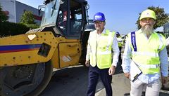 Ministr dopravy Dan ok (vlevo) si 17. srpna 2018 prohlédl prbh rekonstrukce...