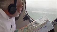 Indický premiér Narendra Modi obhlí�í z letadla rozsah katastrofy.