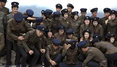 Severokorejtí pracovníci se pipravují na spolenou fotografii nad kráterem...