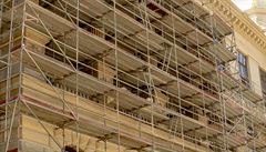 Na n�kterých �ástech budovy le�ení stále z�stává.