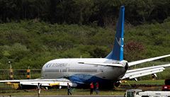 Boeing 737 se 165 lidmi v přívalovém dešti hodinu kroužil nad letištěm. Při přistání utrhl motor a podvozek