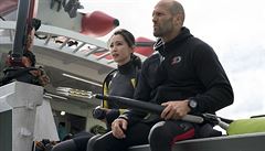 Kapitán Taylor (Jason Statham) se radí se svou pomocnicí (Bingbing Liová)....