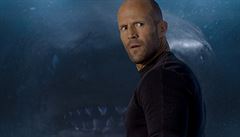 Kapitán Taylor (Jason Statham) a ralok v pozadí. Snímek MEG: Monstrum z hlubin...