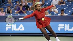 Serena Williamsová se natahuje na return