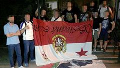 Fanouci Dynama Kyjev se chlubí s ukradenými vlajkami píznivc Slavie.
