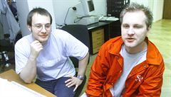 Michal Maudr, zvaný DJ Loutka (vpravo na archivním snímku z roku 2002). Vlevo...