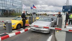 Řidiči na pražském letišti švindlují. Přelepují si značky, aby nemuseli platit parkovné