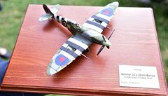 Veterán Emil Boek vnoval model stíhacího letounu spitfire. Boek se pietního...