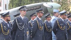 etí piloti na pietní akci k 100. zaloení eskoslovenského letectva.