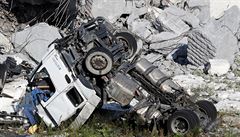 Zničený český kamion, který v době zřícení projížděl po mostě. Řidič přežil,... | na serveru Lidovky.cz | aktuální zprávy