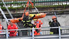 Záchranáři, kteří vytahují z trosek mostu mrtvé a zraněné.
