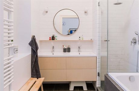 Koupelna: stola z Brna + IKEA zrcadlo a lavika