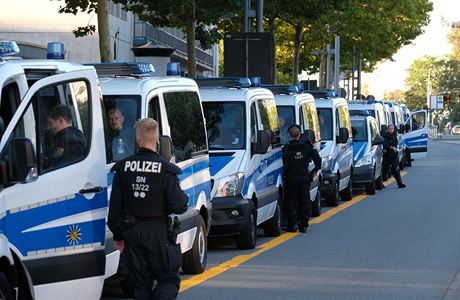 Policejn vozidla v centru nmeckho msta Chemnitz.