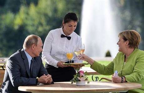 Německá kancléřka Angela Merkelová a ruský prezident Vladimir Putin se v...