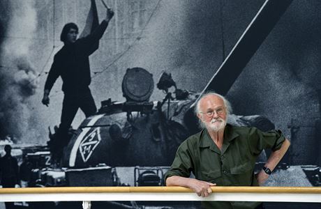 Fotograf Josef Koudelka pedstavuje svou vstavu fotek z invaze ve Veletrnm...