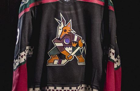 Klasický dres Phoenixu Coyotes z úvodu psobení v NHL bude nyní nosit nástupce...