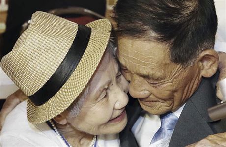Jihokorejka Lee Keum-seom, 92, vlevo objímá svého severokorejského syna Ri Sang...