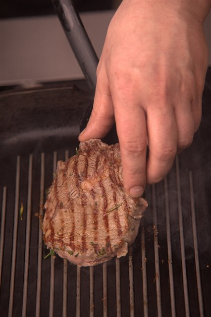 Po odleení steak opékejtee na sucho na rozpálené pánvi 2 minuty z kadé strany.