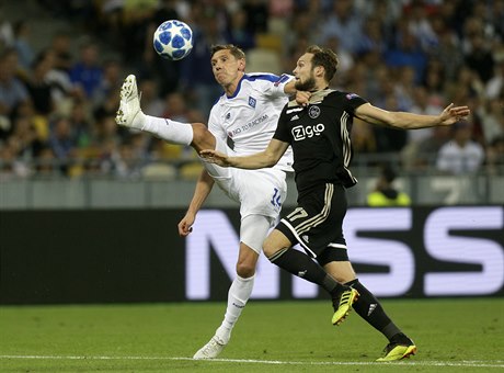 Daley Blind (v erném) z Ajaxu v souboji s Denisem Garmaem z Dinama Kyjev.