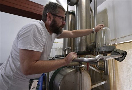 Majitel pálenice m��í obsah alkoholu v destilátu.
