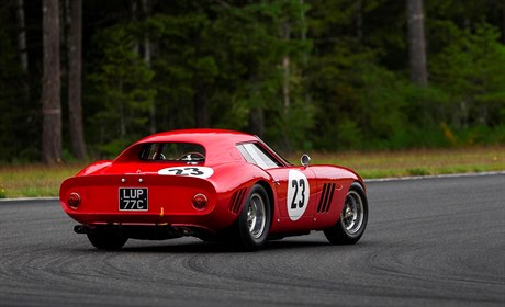 Model 250 GTO z roku 1962 v ervené barv byl v sobotu v Kalifornii vydraen.