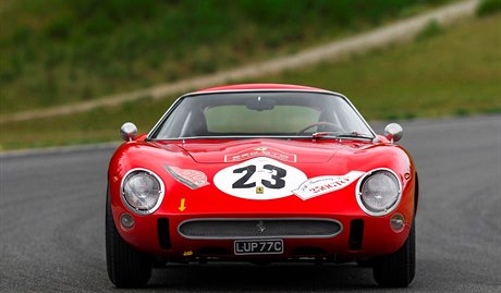 Veterán Ferrari 250 GTO byl letos vydraen za 48 milion dolar.