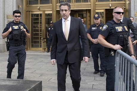 Bývalý Trumpv právník Michael Cohen odchází od federálního soudu.