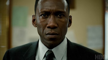 Mahershala Ali jako detektiv Wayne Holt v tetí ad seriálu Temný zloin...