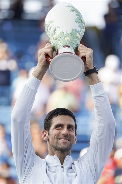 Novak Djokovi zdvihá nad hlavu trofej pro vítze Masters v Cincinnati.