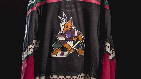 Klasický dres Phoenixu Coyotes z úvodu psobení v NHL bude nyní nosit nástupce...