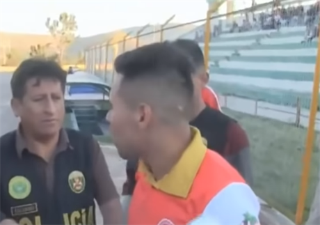 Zatčení hráče peruánského týmu.