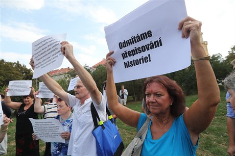 Nkdejí komunistická poslankyn Marta Semelová demonstruje proti odhalení...