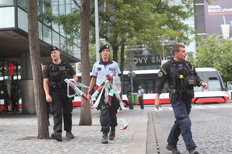 Okolí obchodního centra je ohrazeno policejní páskou, ped budovou hlídkují...