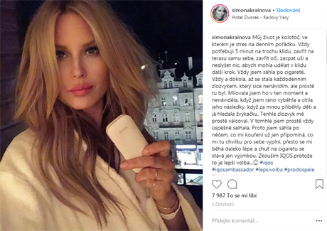 Simona Krainová s �cigaretou� Iqos