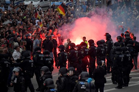 Proti sob nyní stojí dv velké skupiny demonstrant - na jedné stran asi 2000...