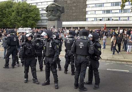 Policie kontrolovala situaci odpoledne po as protest v centru Chemnitzu.