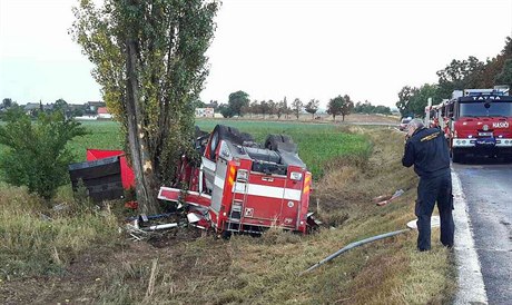 U obce Libivá nedaleko Mohelnice se po stetu pevrátila hasiská cisterna.