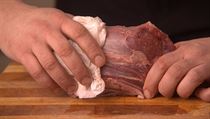 Rib-eye osute utrkou a nakrjejte ho na steaky o tlouce cca 2 cm.