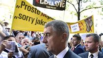 Lidé demonstrují před budovou Českého rozhlasu proti premiéru Andreji Babišovi...