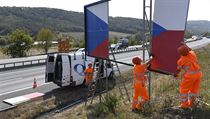 Dlnci odstrauj billboard na snmku pozenm 29. srpna 2018 u dlnice...