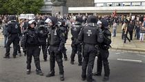 Policie kontrolovala situaci odpoledne po čas protestů v centru Chemnitzu.